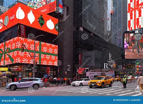 Christmas in New York City. Festive Evening on Times Square Editorial ...