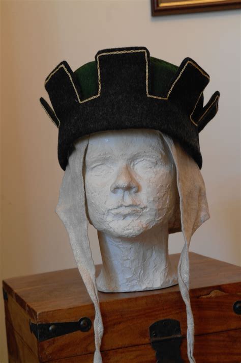 Zinnenhut, genäht, bestickt | Mittelalter kleidung, Mittelalter mode ...