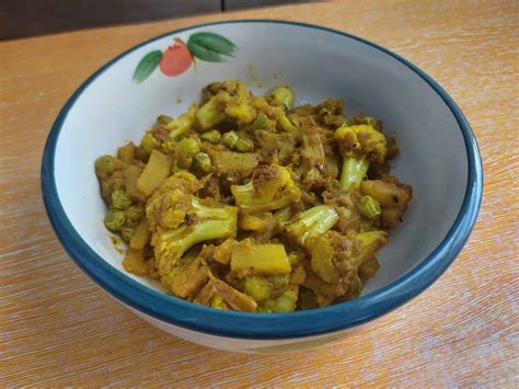 Aloo Gobi Matar (Cauliflower Potato Pea Curry) - The Odehlicious