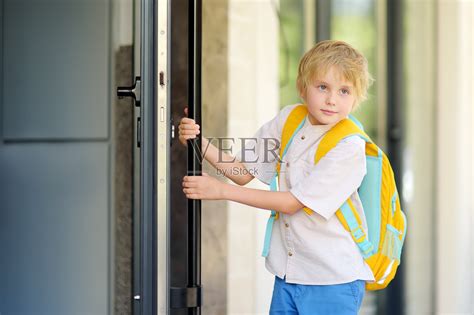 小男孩放假后离家去上学。教育孩子。孩子回到学校的概念。照片摄影图片_ID:423544037-Veer图库