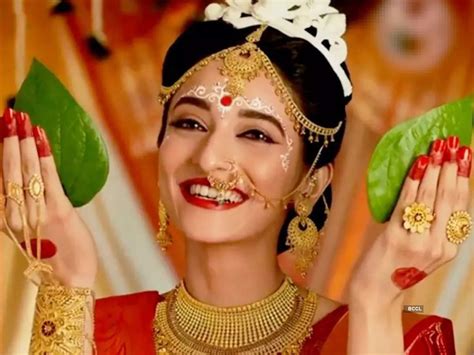 How to apply traditional Kolka Chandan Bindi like Bengali brides