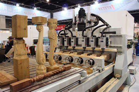 选购国产智能木工机械设备的理由_云南轩辕数控木工机械有限公司
