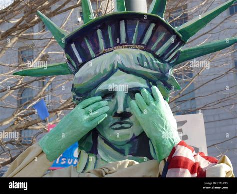 Crying statue of liberty hi-res stock photography and images - Alamy