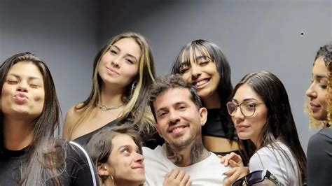 8 पत्नियों संग शानो-शौकत से रहने के लिए पति बनवा रहा ऐसा महल - model ...