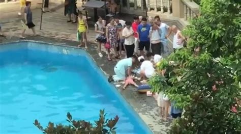 视频 | 遂宁一女童溺亡，地点竟然是在小区游泳池！_救护