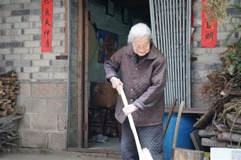 永嘉102岁老奶奶成了“老宝贝”，跟70岁儿子争着干活_澎湃号·政务_澎湃新闻-The Paper