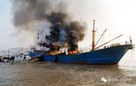 宜宾一艘渔政船只突发大火最新素材