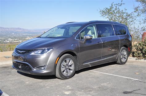 2017 Chrysler Pacifica Hybrid: first drive of plug-in hybrid minivan