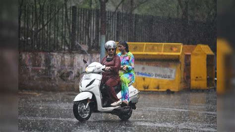 Delhi wakes up to light rain amid 'poor' air quality; IMD predicts more ...