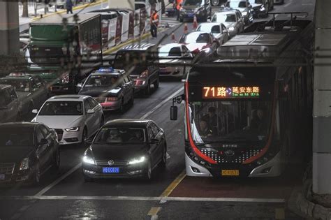 “巨龙车”现身延安路 中运量公交进入设备调试阶段_新浪新闻