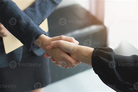 Deal-Making Handshake 的图像结果