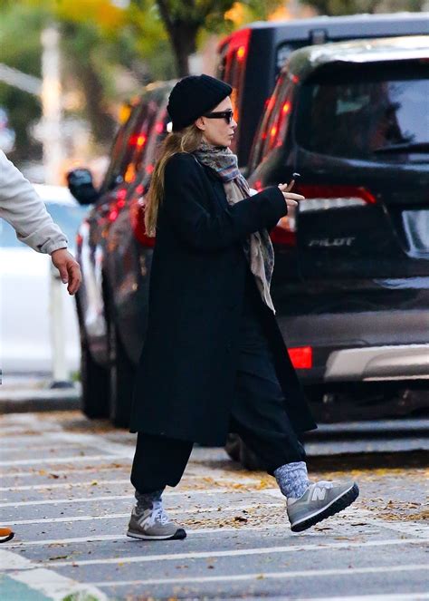 5 Sneakers That Mary-Kate and Ashley Olsen Wear on Repeat | Who What Wear