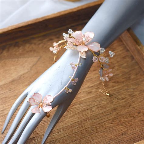 Eos Hand Harness – The Vintage Snob
