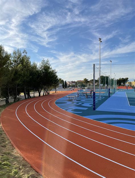 School Sports Field 的图像结果