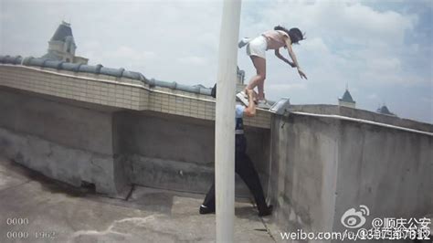 男友玩失踪 南充17岁少女欲跳楼被民警瞬间拽下 - 四川 - 华西都市网新闻频道