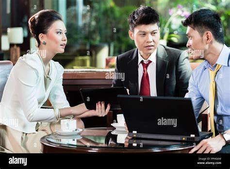 Business People at Work 的图像结果