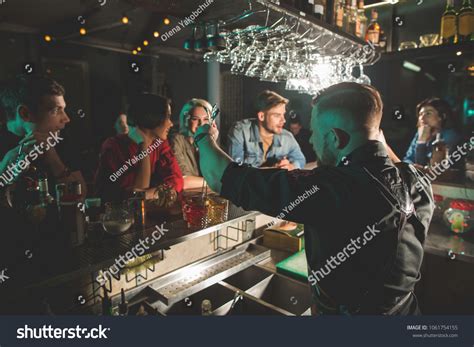 19 Back Turned Talking Customer Images, Stock Photos & Vectors ...