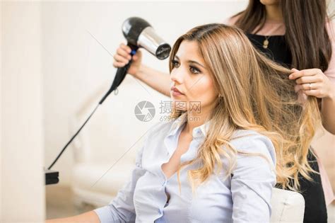 美丽的女士在美容院做头发的肖像享受高清图片下载-正版图片503409599-摄图网