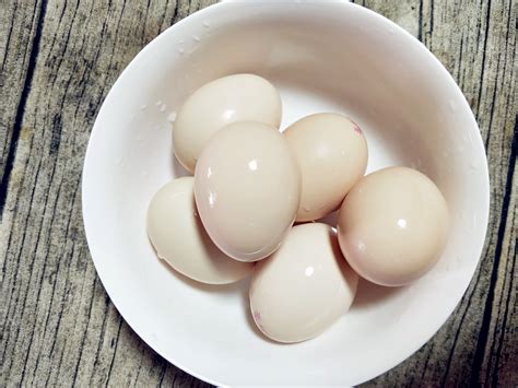 传媒网 煮鸡蛋时只需加一点它，鸡蛋不开裂还自动脱壳，吃起来更香更嫩！