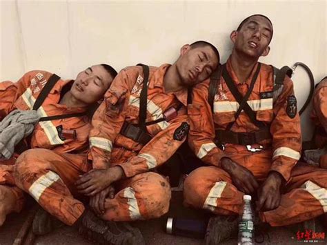直击西昌森林火灾现场：连续作战，他们累得躺在地上睡着了_新浪四川_新浪网