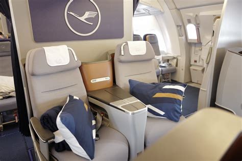 Business Class vs First Class 的图像结果