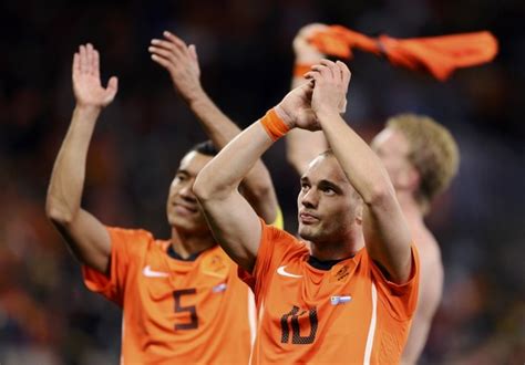 现场直击荷兰惊险取胜乌拉圭球员为何围攻裁判_默认主版_体育沙龙_体育论坛_新浪网