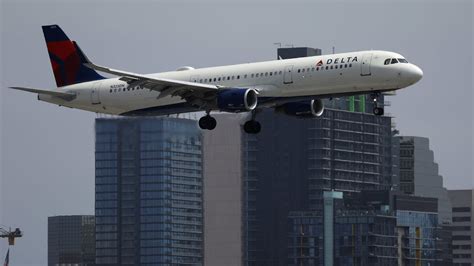 Dow closes more than 250 points higher, S&P 500 rises as softening oil ...