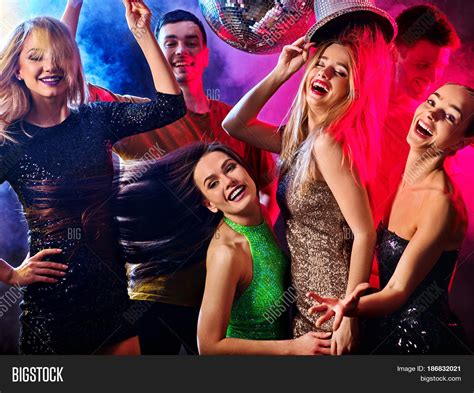 Girls Dance Music 的图像结果