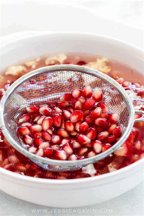 How to Seed a Pomegranate (Step-by-Step) - Jessica Gavin