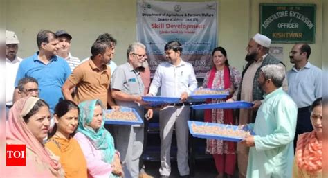 Jammu & Kashmir: Kishtwar DC introduces indoor saffron cultivation ...