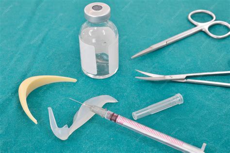 Instruments Chirurgicaux, Implant Nasal En Silicone Et Implants En Silicone Au Bloc Opératoire ...