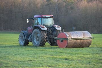 Grünlandpflege: Wie Landwirte Wiesen schleppen, striegeln und walzen ...