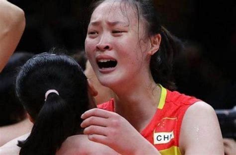 中国女排高强度训练有多辛苦，球员被球砸的落泪，用泪水缓解痛苦