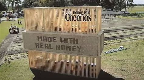 蜂蜜坚果麦片户外广告牌 用真蜂蜜打造 - 品牌营销案例 - 网络广告人社区