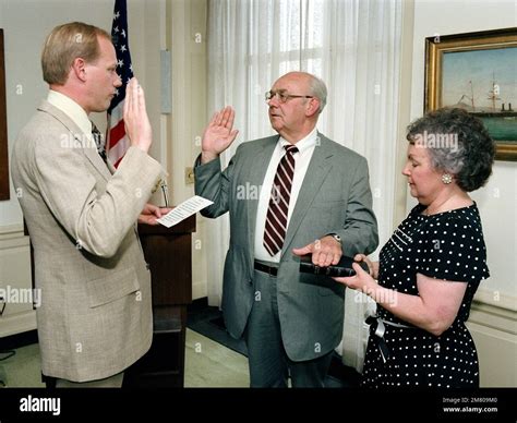 Secretary of Defense Casper W. Weinberger hosts Swearing-In Ceremony of ...