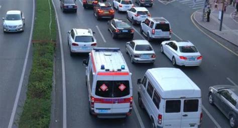 广西一小车不让救护车，交警：罚！|广西|柳州市_新浪新闻