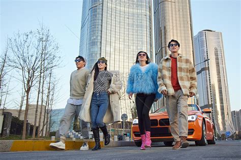 快乐的年轻人逛街购物-蓝牛仔影像-中国原创广告影像素材