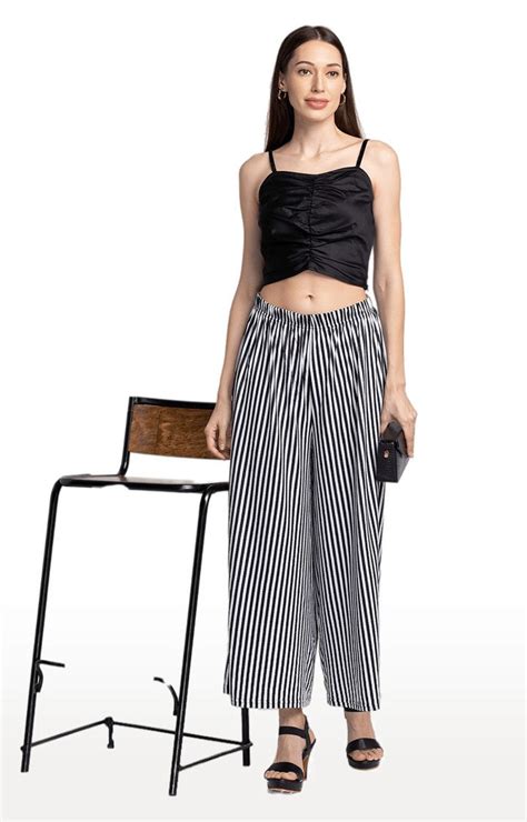 Women Black Solid Crop Top – FYVA