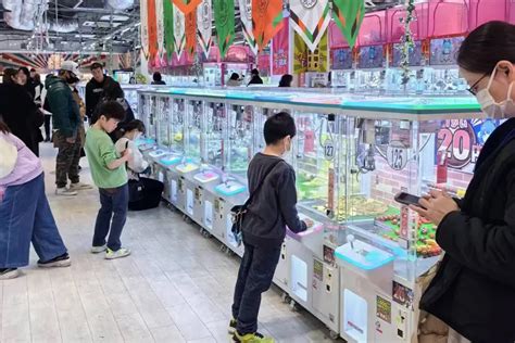 Claw Machine Front View 的图像结果