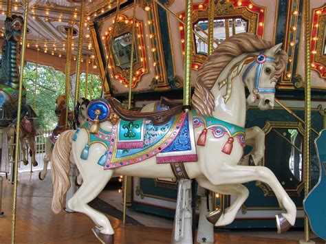 Carousel Using HTML and CSS 的图像结果