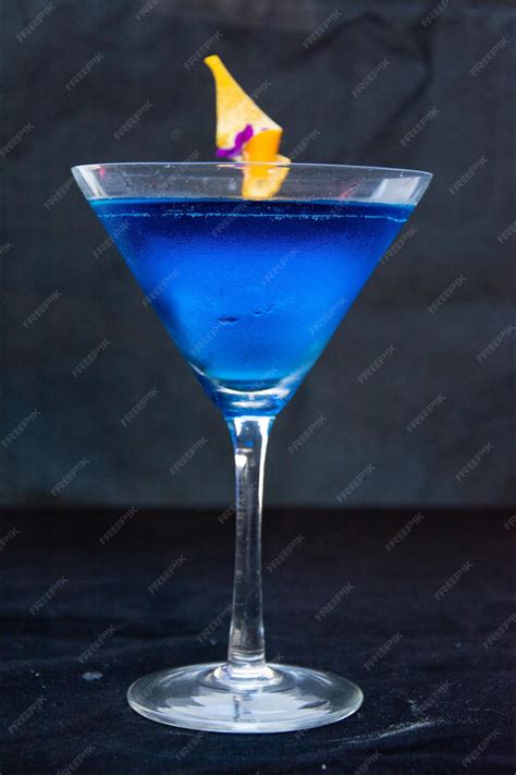 Premium Photo | Blue alcoholic drink cocktail