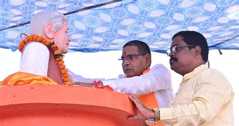 अटल बिहारी वाजपेयी की प्रतिमा का अनावरण, मंत्री टंकराम वर्मा ने दी ...