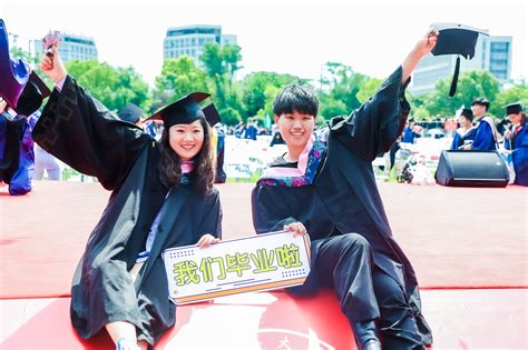 “请党放心，强国有我”近万名毕业生发出青春誓言，上海大学2021年毕业典礼举行