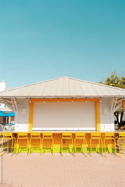 Restaurant Color Outside Building 的图像结果