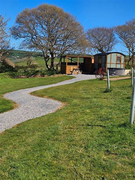 Idyllic Shepherd Hut & location, private hot tub - Shepherd's huts (U.K ...