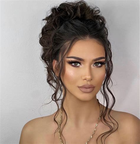 Épinglé par Samantha Rodriguez sur Wedding Hair and Makeup | Chignon ...