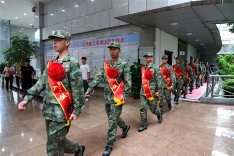 当兵去送什么礼物最新素材