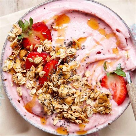 Strawberry Smoothie Bowl - Healthful Blondie