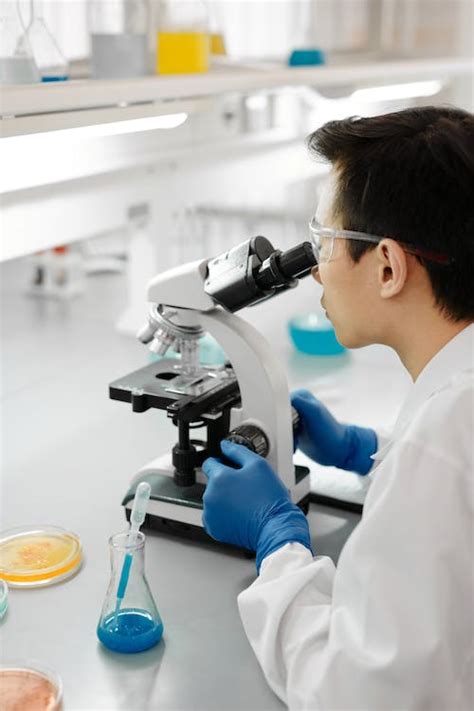 Person Using Microscope 的图像结果