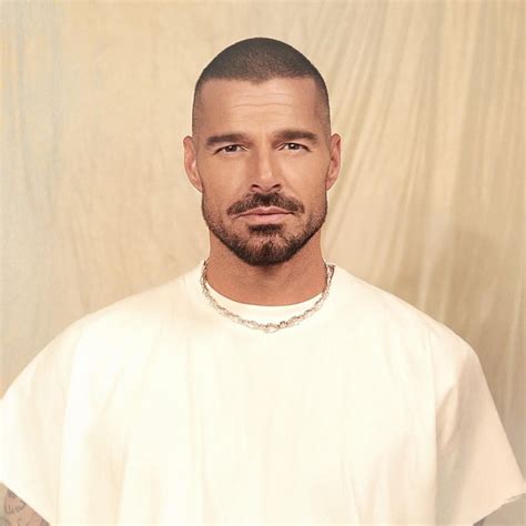 A Medio Vivir (part. Carín León): deutsche Übersetzung von Ricky Martin